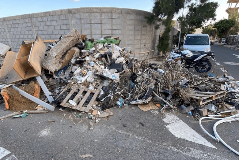 Una montaña de escombros y basura en la calle Ganadero / TA